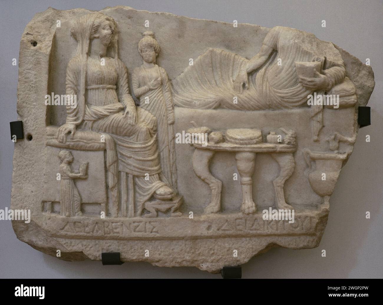 Eine Frau, ein Mädchen, ein Mann und Diener. Inschrift auf Griechisch. Stele von Debabenzis, Ehefrau von Deidikyros. Zweite Hälfte des 2. Jahrhunderts n. Chr. Aus Laskarevo, Region Blagoevgrad, Bulgarien. Nationales Archäologisches Museum. Sofia. Bulgarien. Stockfoto