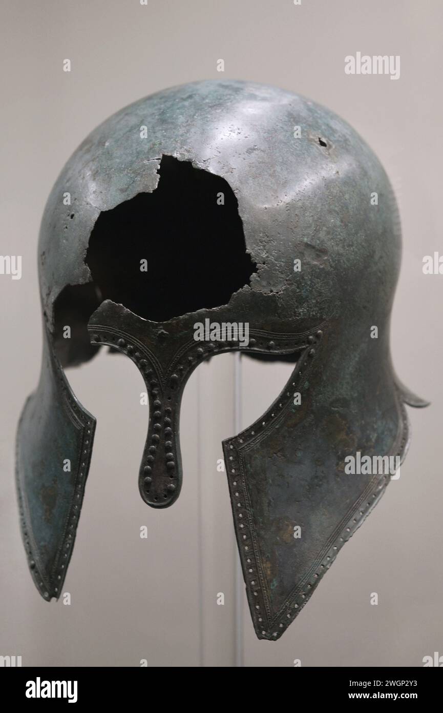 Helm. Bronze. Ende des 6. Jahrhunderts v. Chr. Aus dem Grab I der Nekropole Trebenista, Nordmazedonien. Nationales Archäologisches Museum. Sofia. Bulgarien. Stockfoto