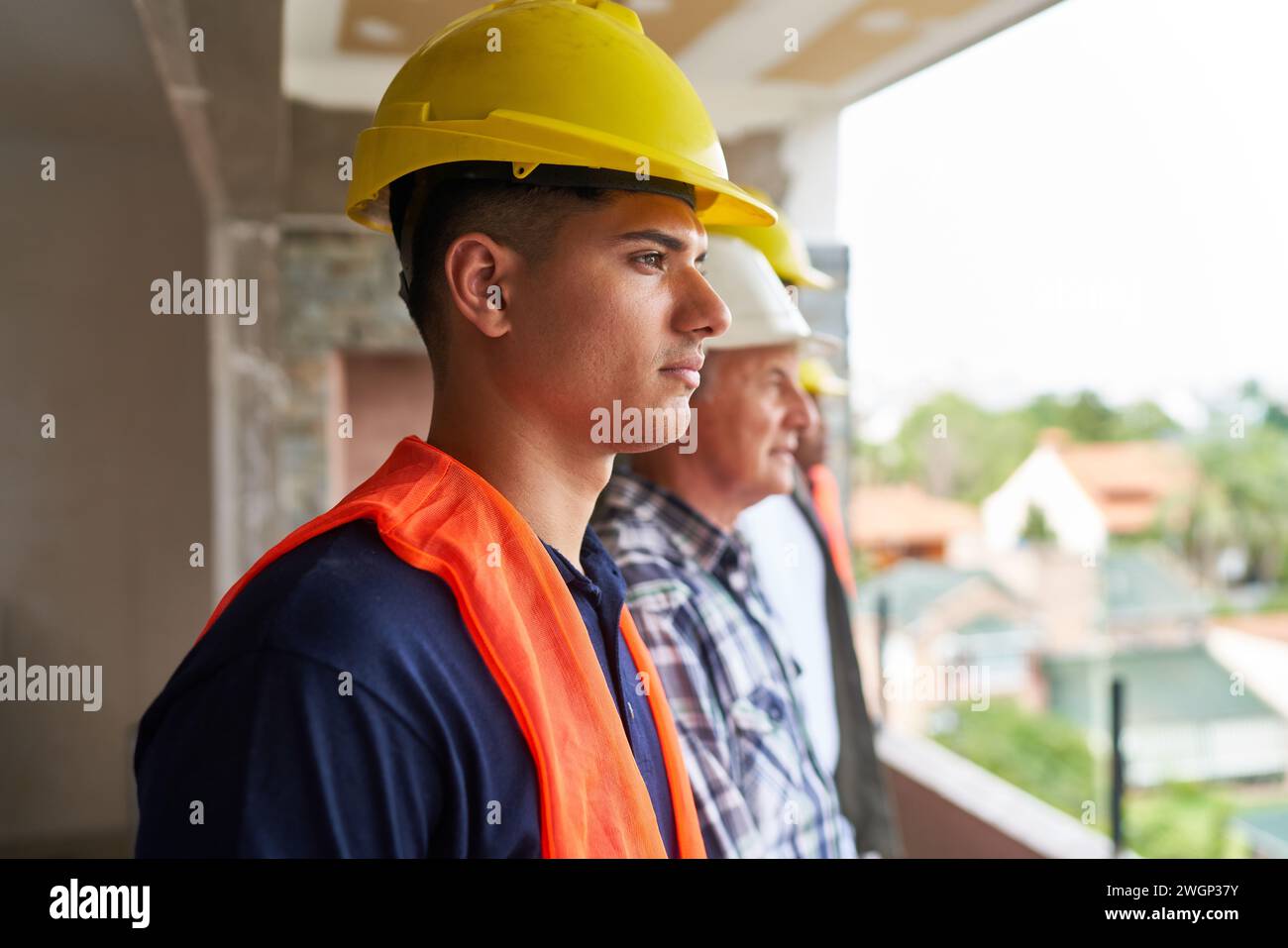 Junge Bauarbeiter mit Arbeitsschutzkleidung Stockfoto