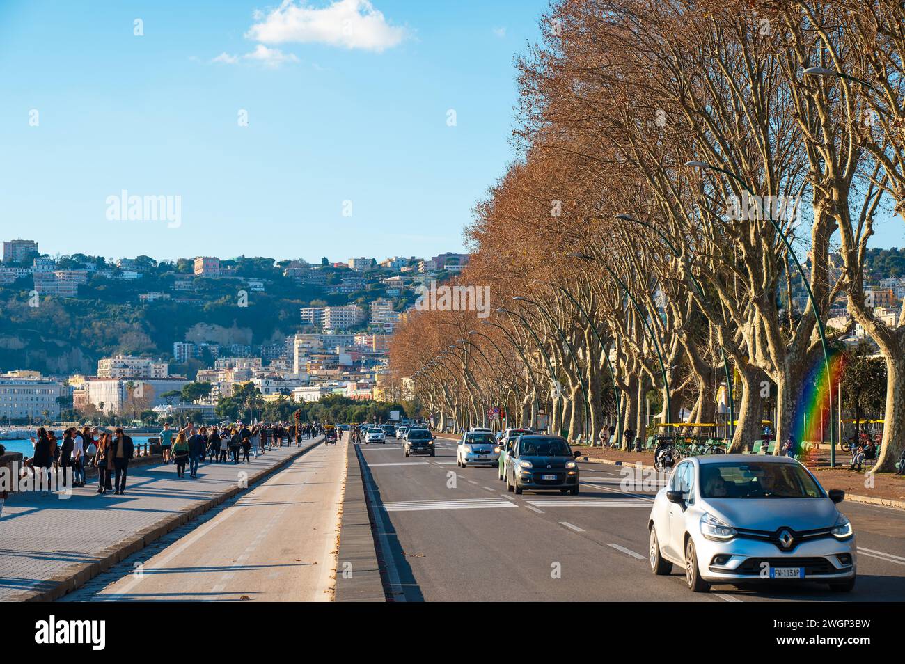 Neapel, Italien - 18. Dezember 2022: Eine belebte Straße in Neapel, Italien, voller lebendiger Menschen und Autos, die entlang des malerischen Caracciolo fahren Stockfoto