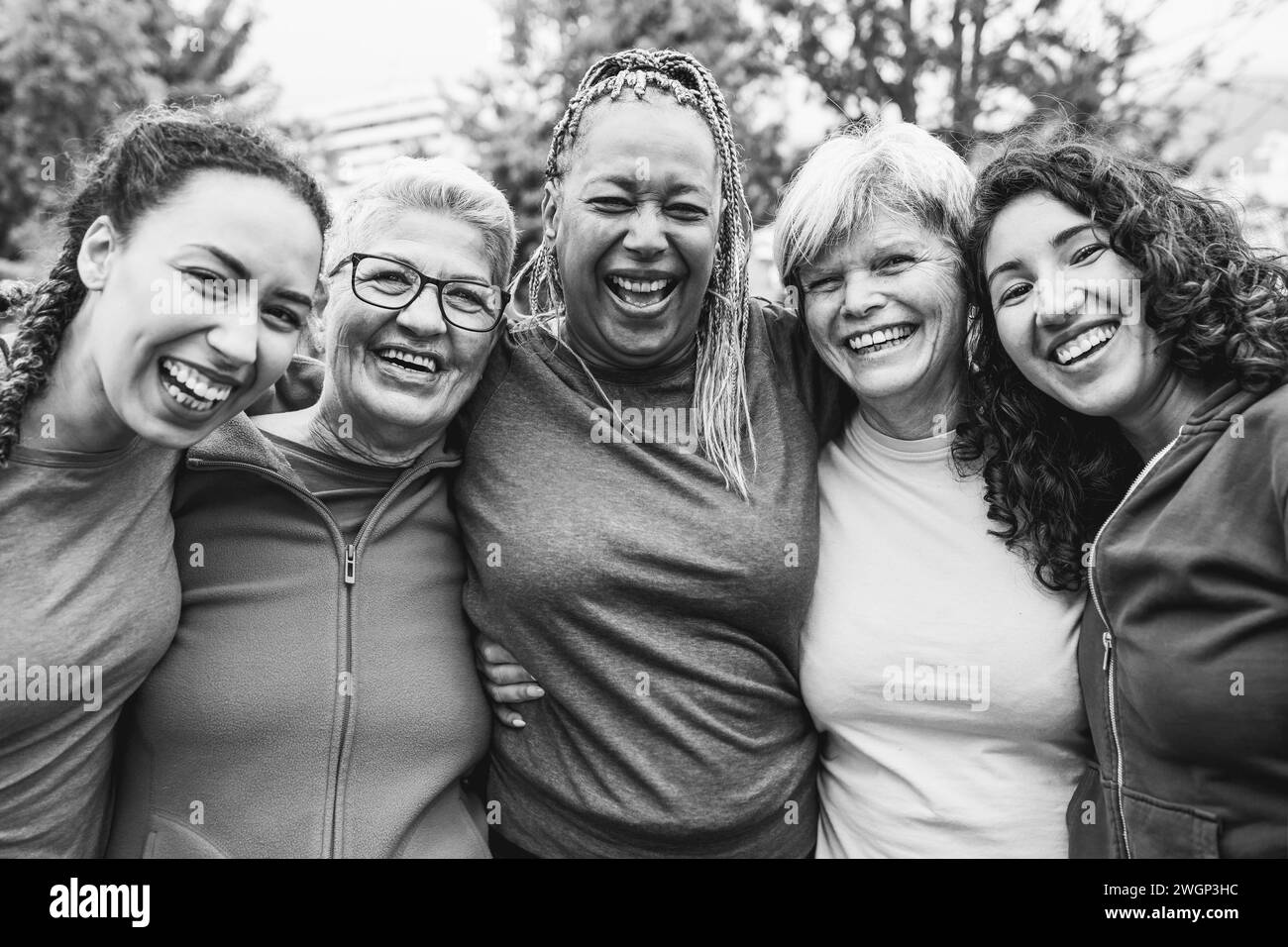 Glückliche Frauen mit mehreren Generationen, die gemeinsam Spaß haben - multirassische Freunde nach dem Sport-Workout im Freien - Hauptfokus auf afrikanisches Frauengesicht Stockfoto