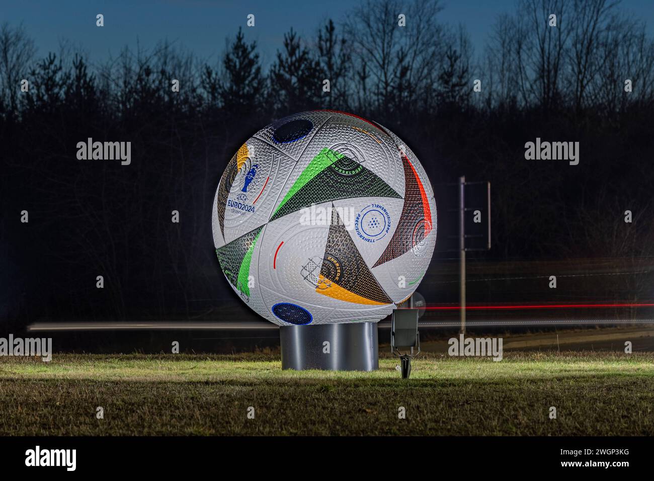 Unternehmen in Franken der offizielle übergroße Spielball der kommenden UEFA Europameisterschaft EURO2024 Fussballliebe in der Mitte des Kreisverkehrs in der Zufahrt zum adidas Campus in Herzogenaurach. Herzogenaurach Bayern Deutschland *** Unternehmen in Franken der offizielle überdimensionale Spielball der bevorstehenden UEFA-Europameisterschaft EURO2024 Fußball Love mitten im Verkehrskreis am Eingang zum adidas Campus in Herzogenaurach Herzogenaurach Bayern Deutschland 20240205-6V2A1479-HDR Stockfoto