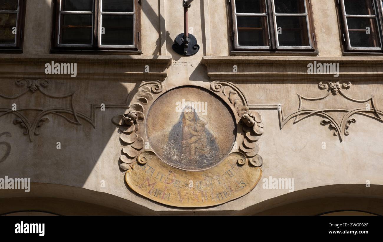 Ein Hauszeichen der Jungfrau Maria mit dem Jesuskind in der Nerudova-Straße 36, Malá Strana, Prag, Tschechien. Stockfoto