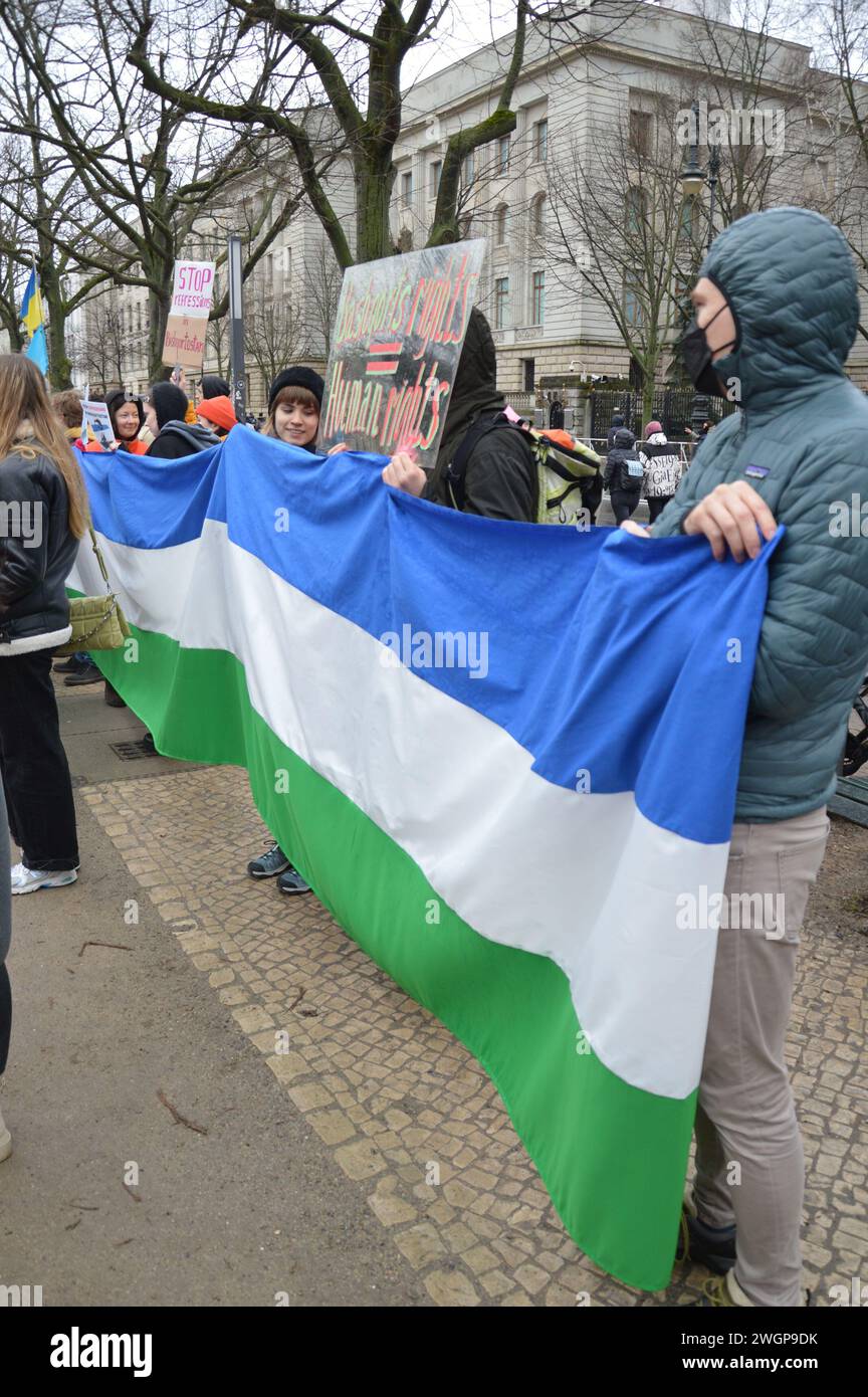 Berlin, Deutschland - 3. Februar 2024 - Baschkortostan-Kundgebung vor der russischen Botschaft unter den Linden. (Foto: Markku Rainer Peltonen) Stockfoto