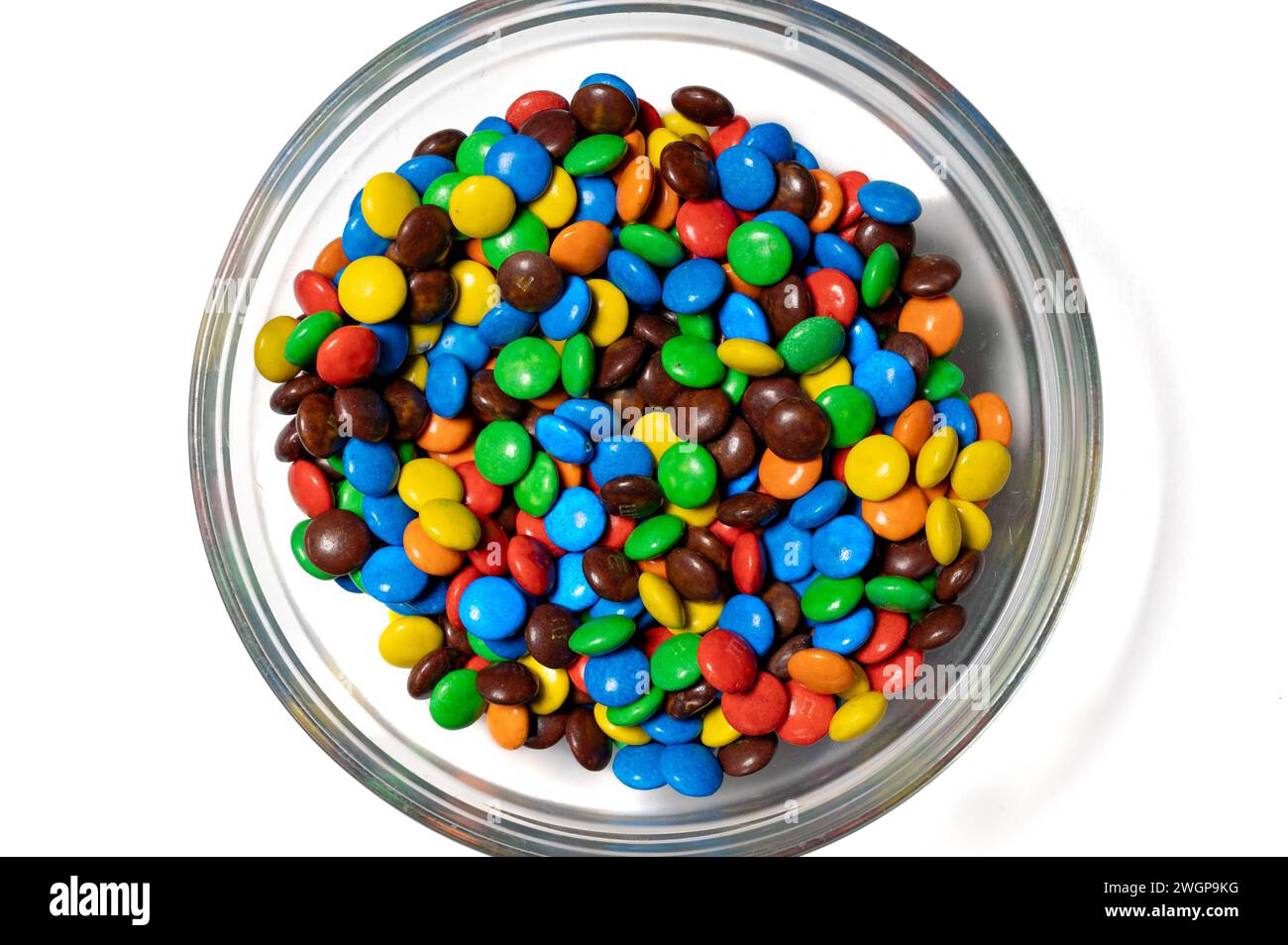 Bunte M&Ms auf dem Tisch , 06.02.2024, Farbenfrohe M&Ms in Nahaufnahme auf einem Tisch arrangiert. Ideal für lebendige, süße Themen. *** Bunte M ms auf dem Tisch , 06 02 2024, bunte M ms in Nahaufnahme auf einem Tisch angeordnet, ideal für lebendige, süße Themen Stockfoto