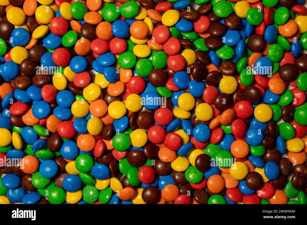 Bunte M&Ms auf dem Tisch , 06.02.2024, Farbenfrohe M&Ms in Nahaufnahme auf einem Tisch arrangiert. Ideal für lebendige, süße Themen. *** Bunte M ms auf dem Tisch , 06 02 2024, bunte M ms in Nahaufnahme auf einem Tisch angeordnet, ideal für lebendige, süße Themen Stockfoto