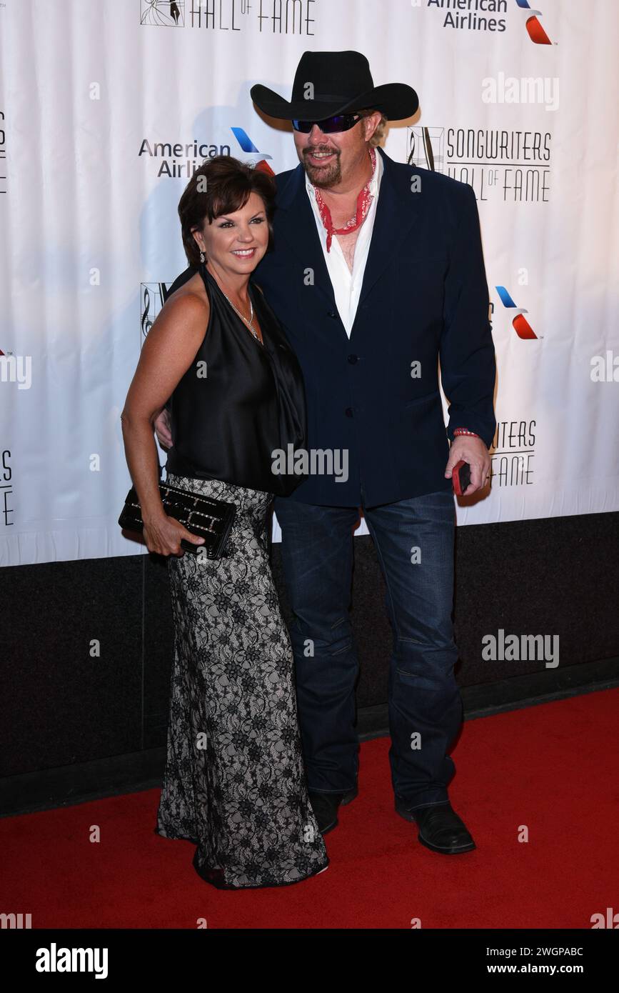 Toby Keith (R) und Tricia Lucus nehmen am 18. Juni 2015 an der Songwriters Hall of Fame 46th Annual Induction and Awards im Marriott Marquis Hotel Teil Stockfoto