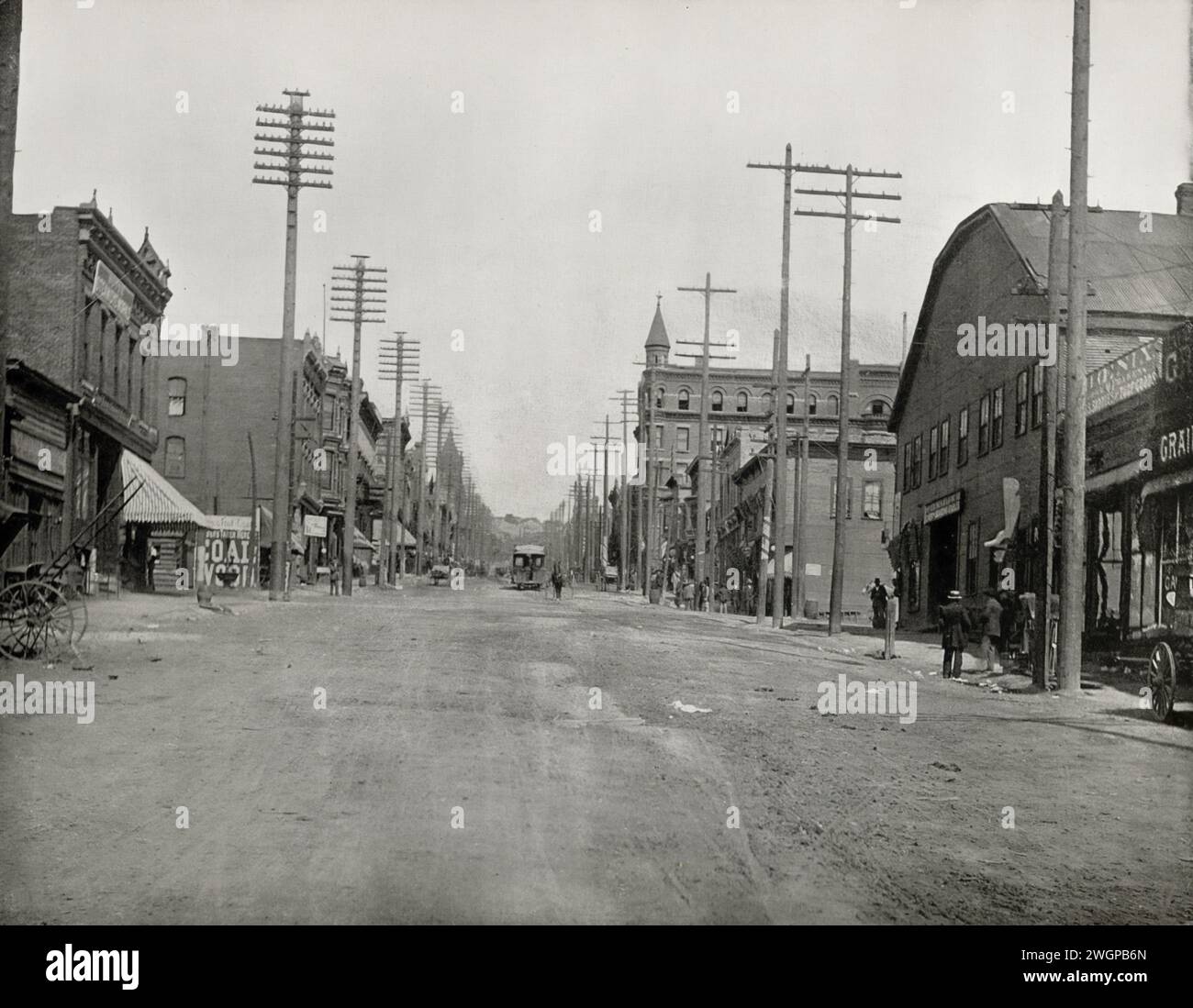 Main Street in Butte City, Montana während des 19. Jahrhunderts, zeigt das Leben der Grenzstädte und die westliche Expansion Stockfoto