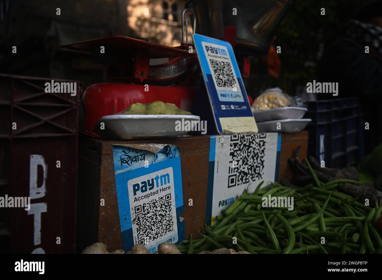 Neu-Delhi, Delhi, Indien. Februar 2024. Ein QR-Code von Paytm ist am 6. Februar 2024 an einem Verkaufsstand eines Gemüseverkäufers in Neu-Delhi, Indien, zu sehen. Die indische Zentralbank, die Reserve Bank of India (RBI), hat der Paytm Payments Bank Limited (PPBL) ab dem 29. Februar aufgrund von „anhaltenden Verstößen“, nach denen der Aktienkurs von Paytm rückläufig war, keine Bankaktivitäten mehr unterlassen. (Kreditbild: © Kabir Jhangiani/ZUMA Press Wire) NUR REDAKTIONELLE VERWENDUNG! Nicht für kommerzielle ZWECKE! Stockfoto