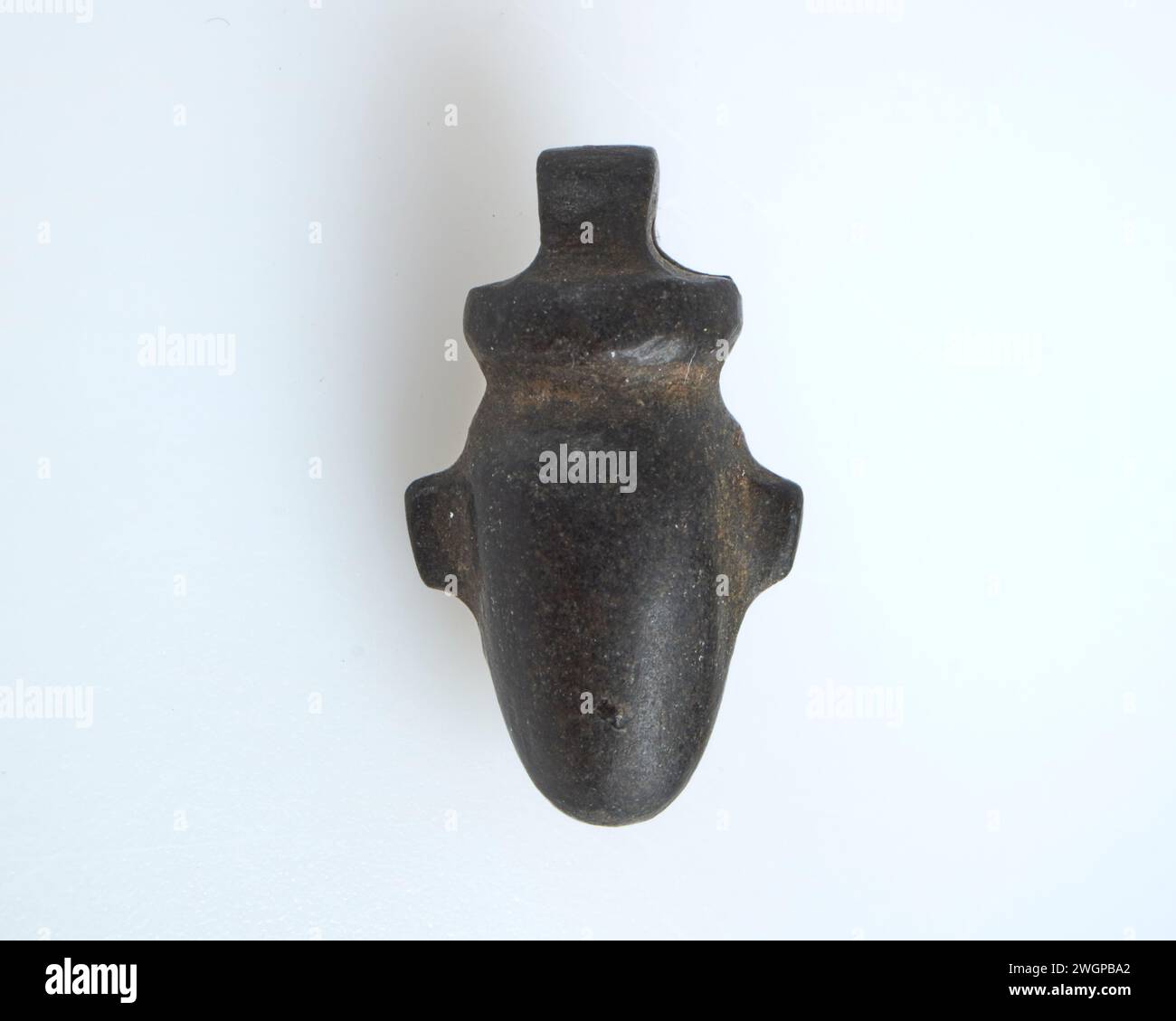 Amulett aus altägyptischem schwarzem Stein oder Obsidianherz. Stockfoto