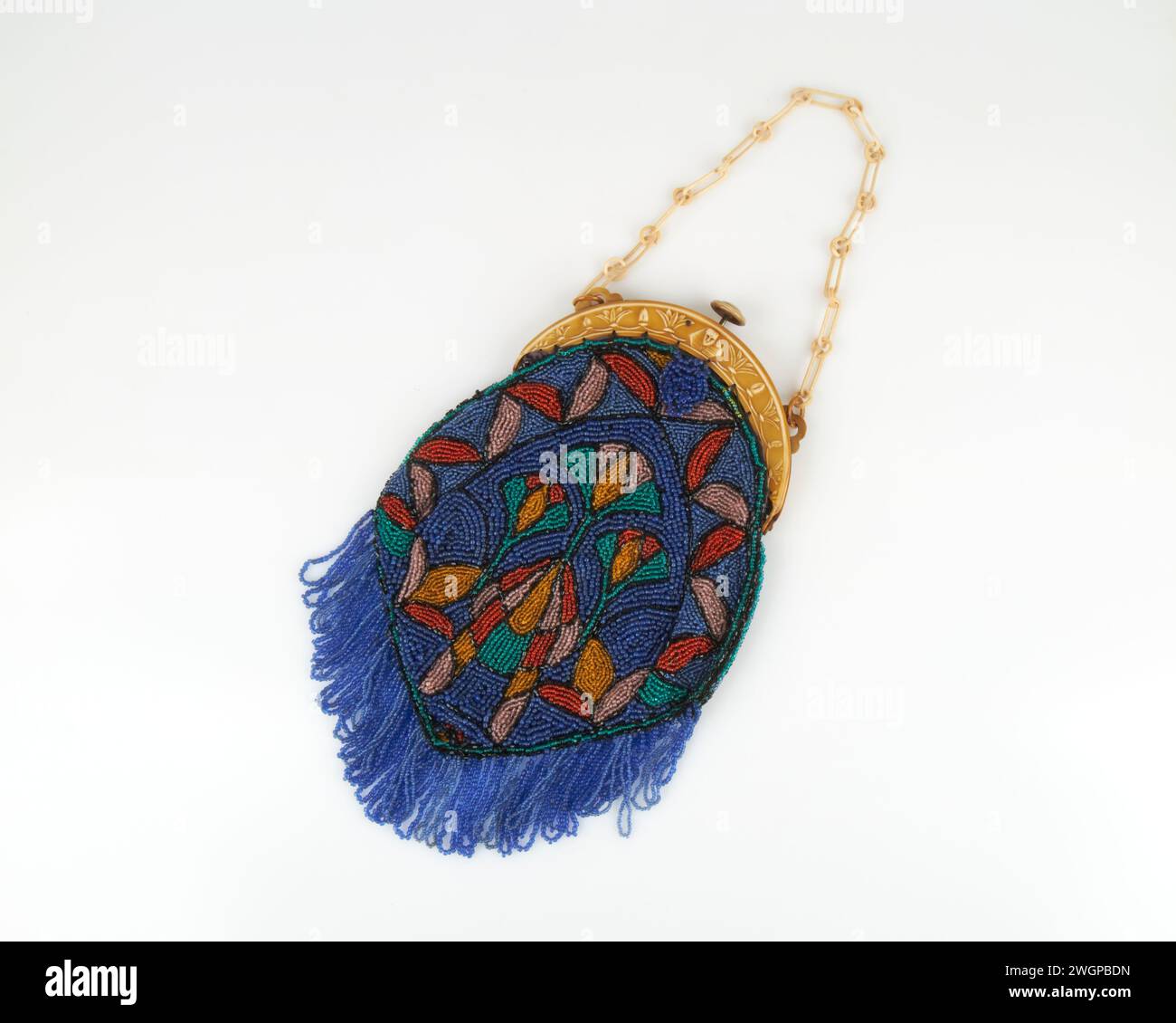 Atemberaubende Handtasche im französischen Art déco-Stil im ägyptischen Stil der 1920-30er Jahre mit Perlen und Zelluloid am Abend. Stockfoto