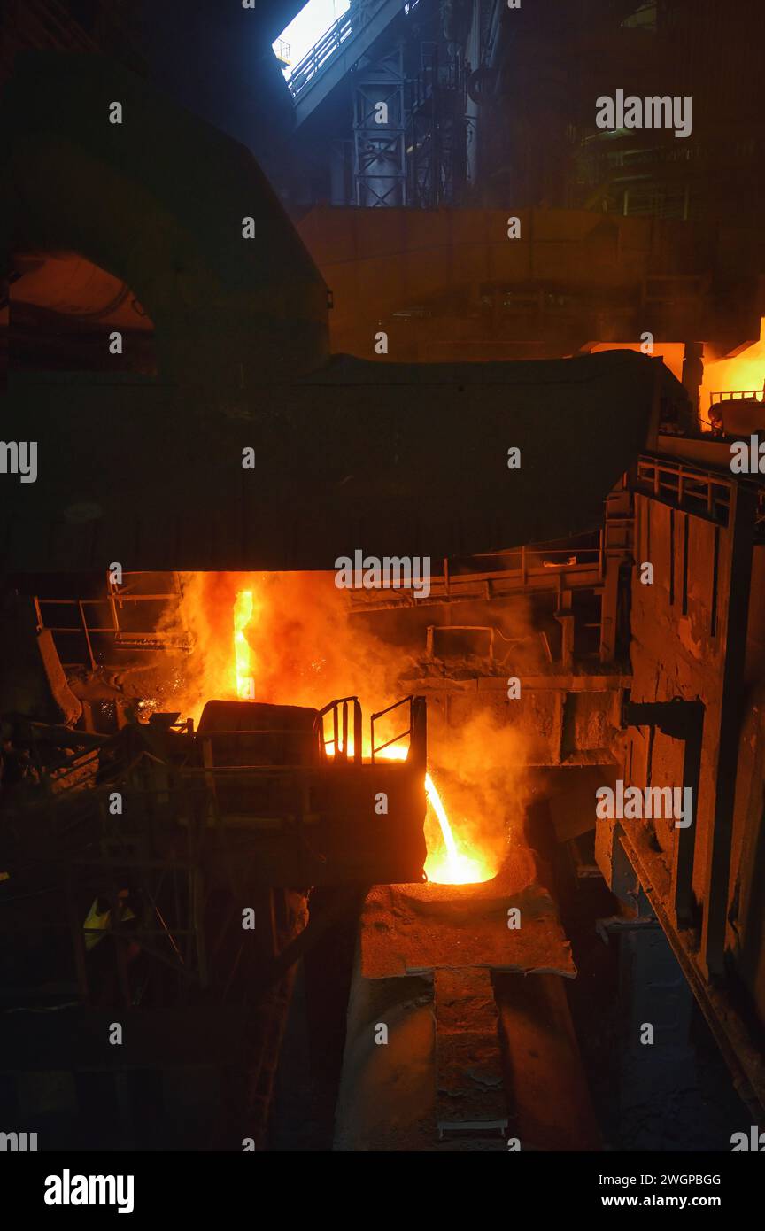 Stahleimer zum Transport des geschmolzenen Metalls im Stahlwerk Stockfoto