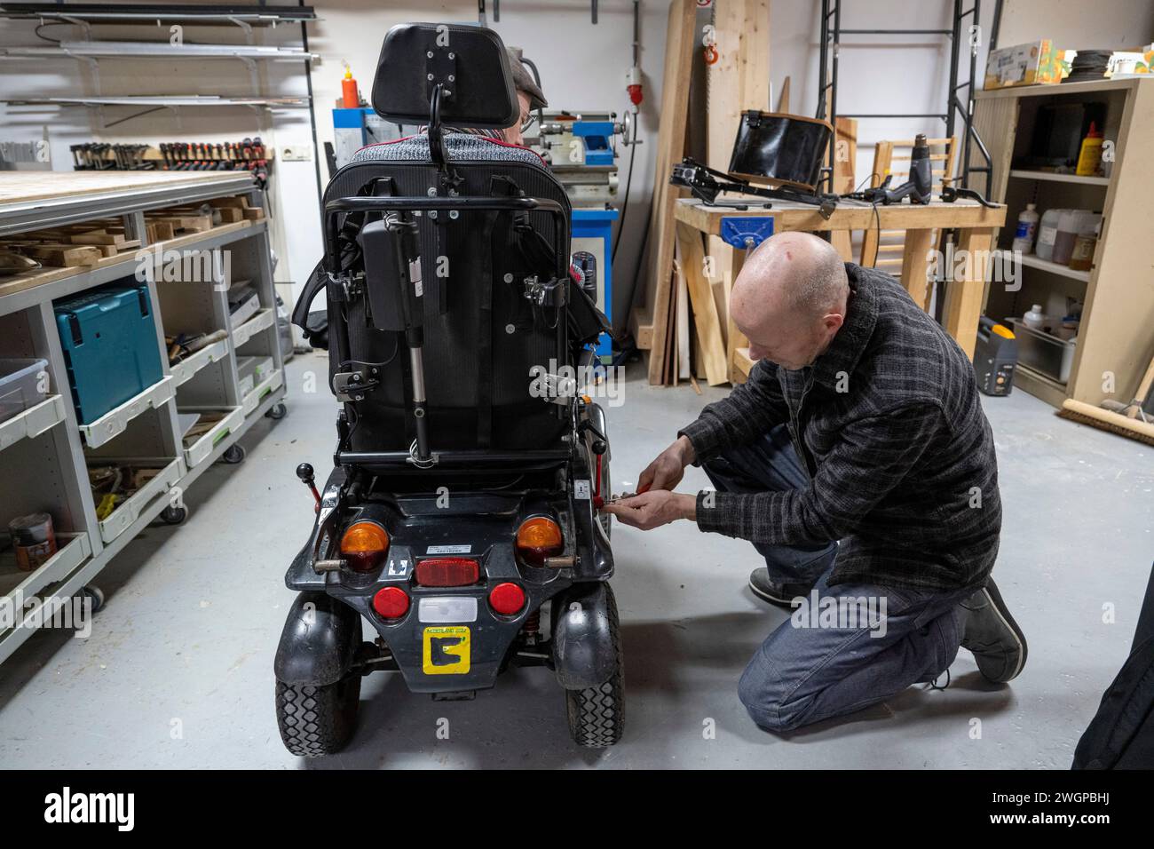 Mechaniker, der am Prototyp des Rollstuhls arbeitet Stockfoto