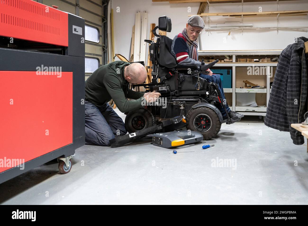 Mechaniker, der am Prototyp des Rollstuhls arbeitet Stockfoto