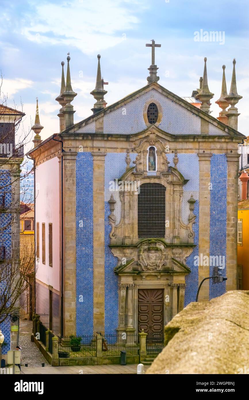 Die Pfarrkirche St. Nikolaus, PORTO, PORTUGAL, 2023. Stockfoto