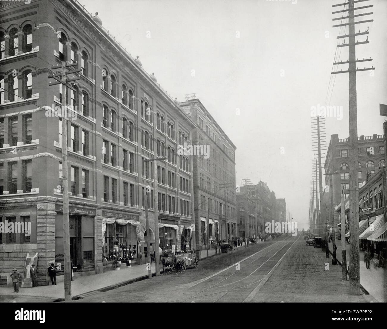 Second Street in Seattle, Washington während des 19. Jahrhunderts, zeigt frühe Straßen, Gebäude und städtische Entwicklung Stockfoto