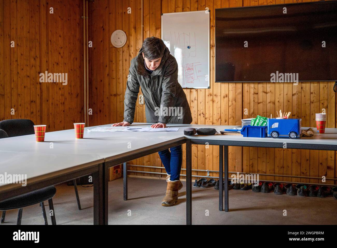 Weibliche Bauleiterin überprüft Pläne für Standortänderungen Stockfoto