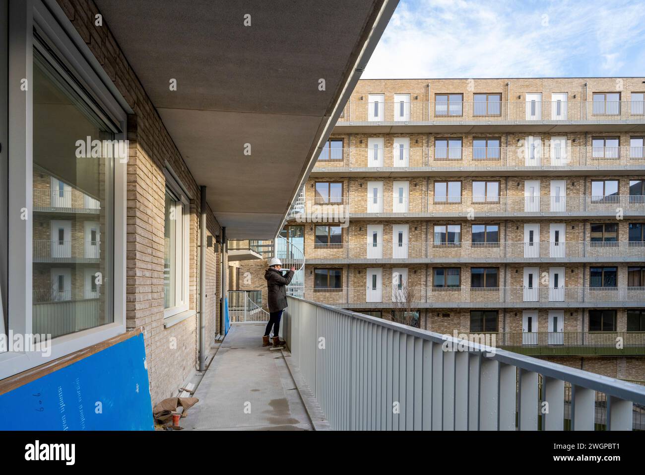 Eine Bauleiterin läuft auf der Baustelle herum Stockfoto