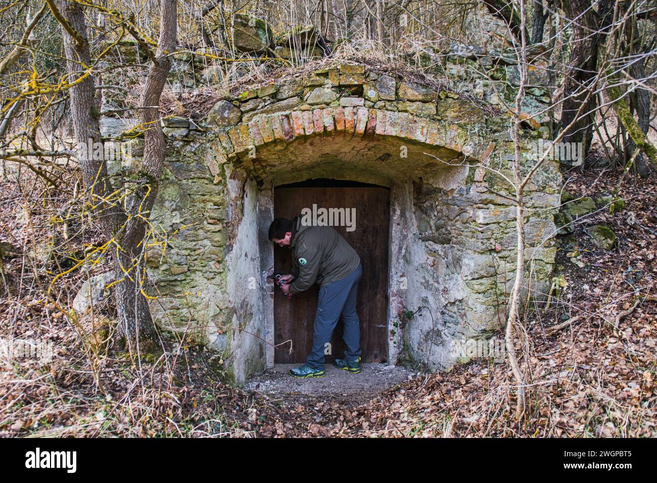 Podyji, Tschechische Republik. Februar 2024. Zoologe der Podyji-Nationalparkverwaltung Zdenek Macat während der Winterzählung der Fledermäuse in den Wintergebieten des Podyji-Nationalparks im Bezirk Znojmo, Region Südmähren, 6. Februar 2024. Quelle: Patrik Uhlir/CTK Photo/Alamy Live News Stockfoto