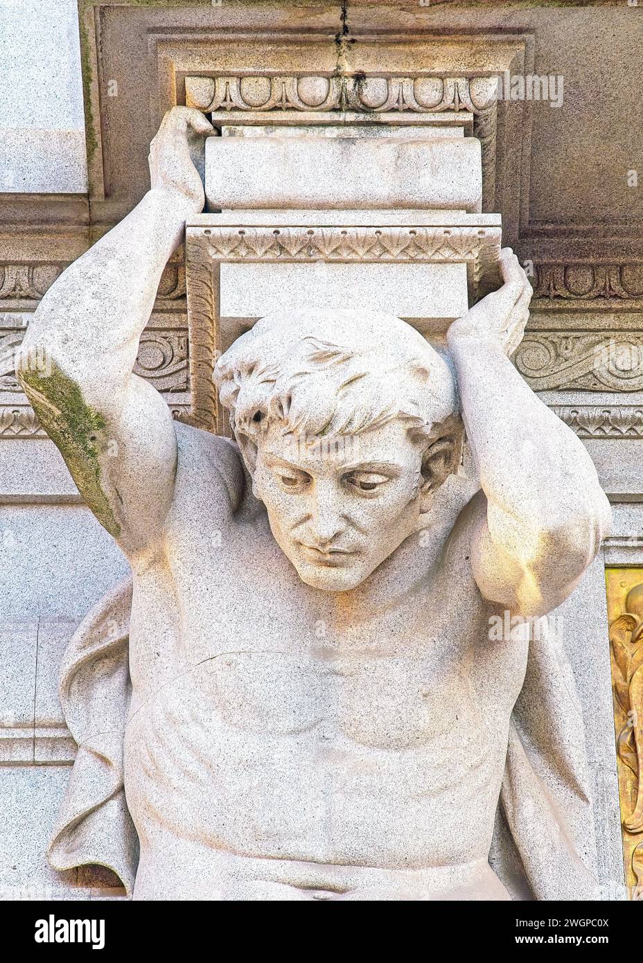 Skulptur des Atlas, Außenfassade des Rathauses, PORTO, PORTUGAL, 2023. Stockfoto