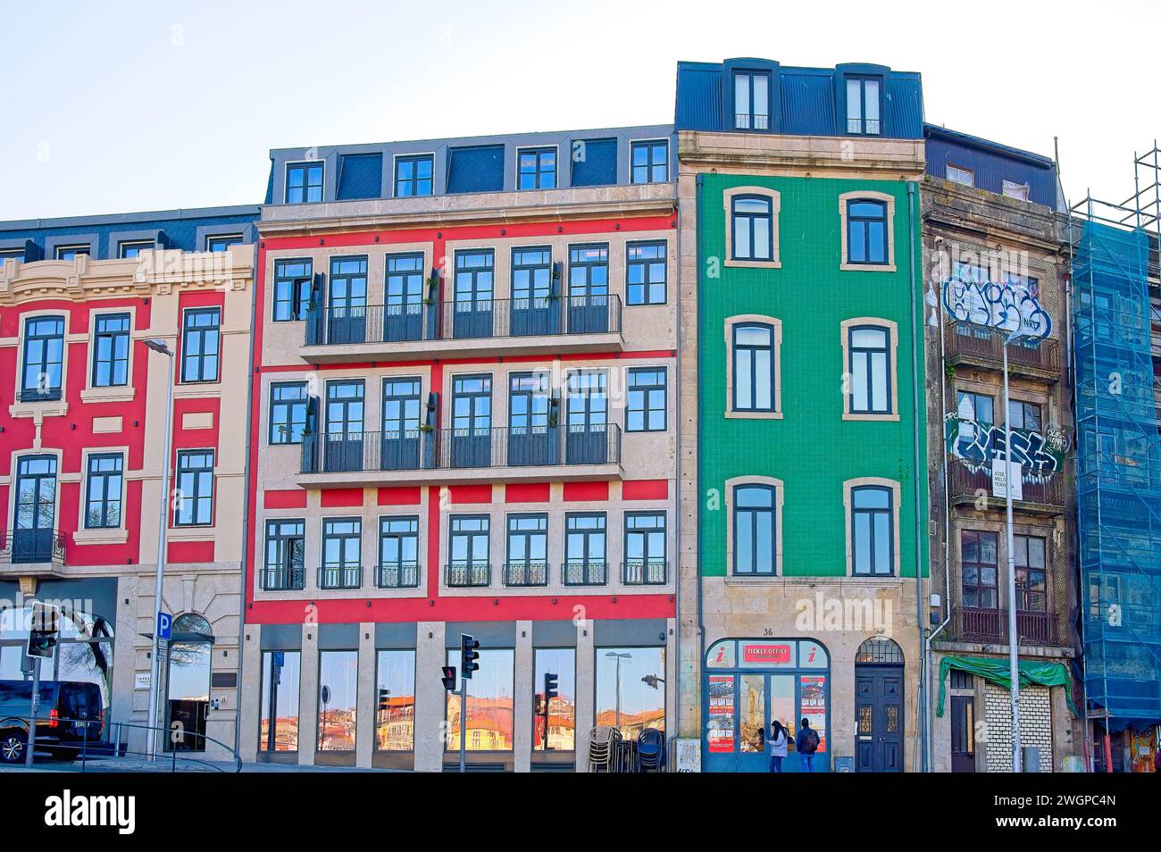 Mehrfarbige Fassade von Gebäuden, PORTO, PORTUGAL, 2023. Stockfoto