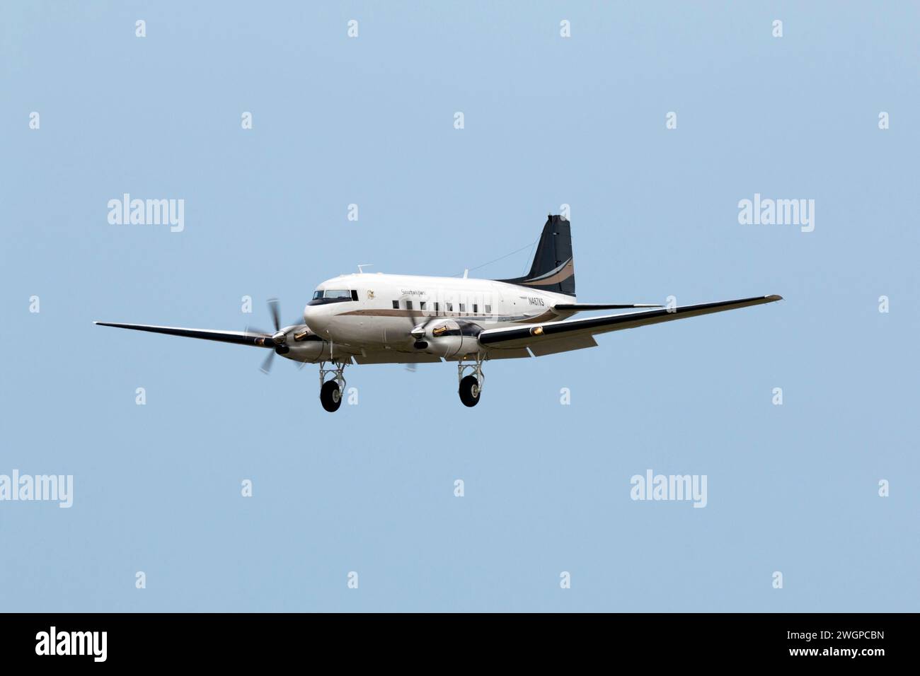 Priority Air Charter LLC Douglas DC-3TP Ankunft nach einem langen Flug von Shannon. Dakotas mit Turboprop-Antrieb sind sehr seltene Flugzeuge. Baujahr 1942. Stockfoto