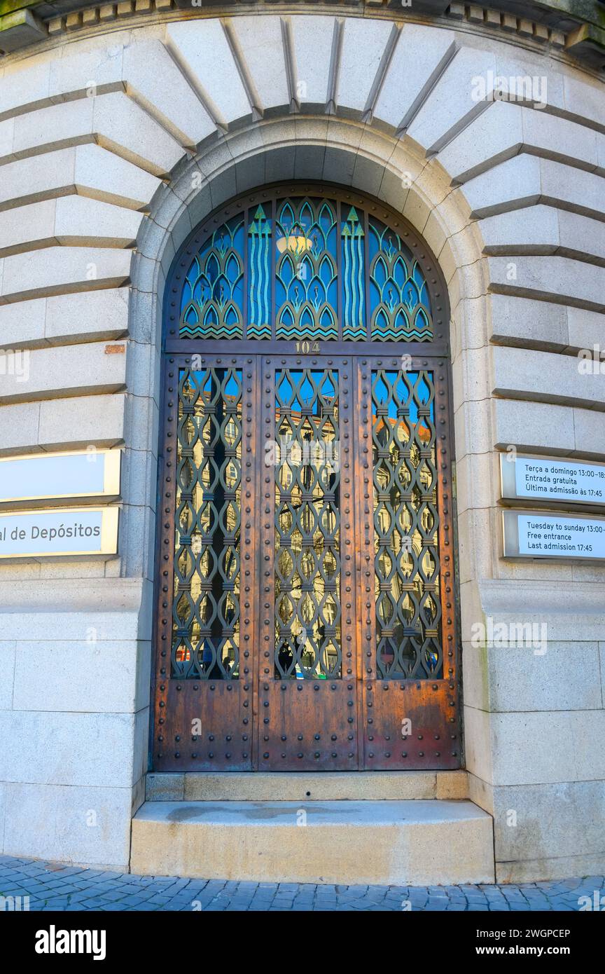 Eingangstür des antiken Gebäudes, PORTO, PORTUGAL, 2023. Stockfoto