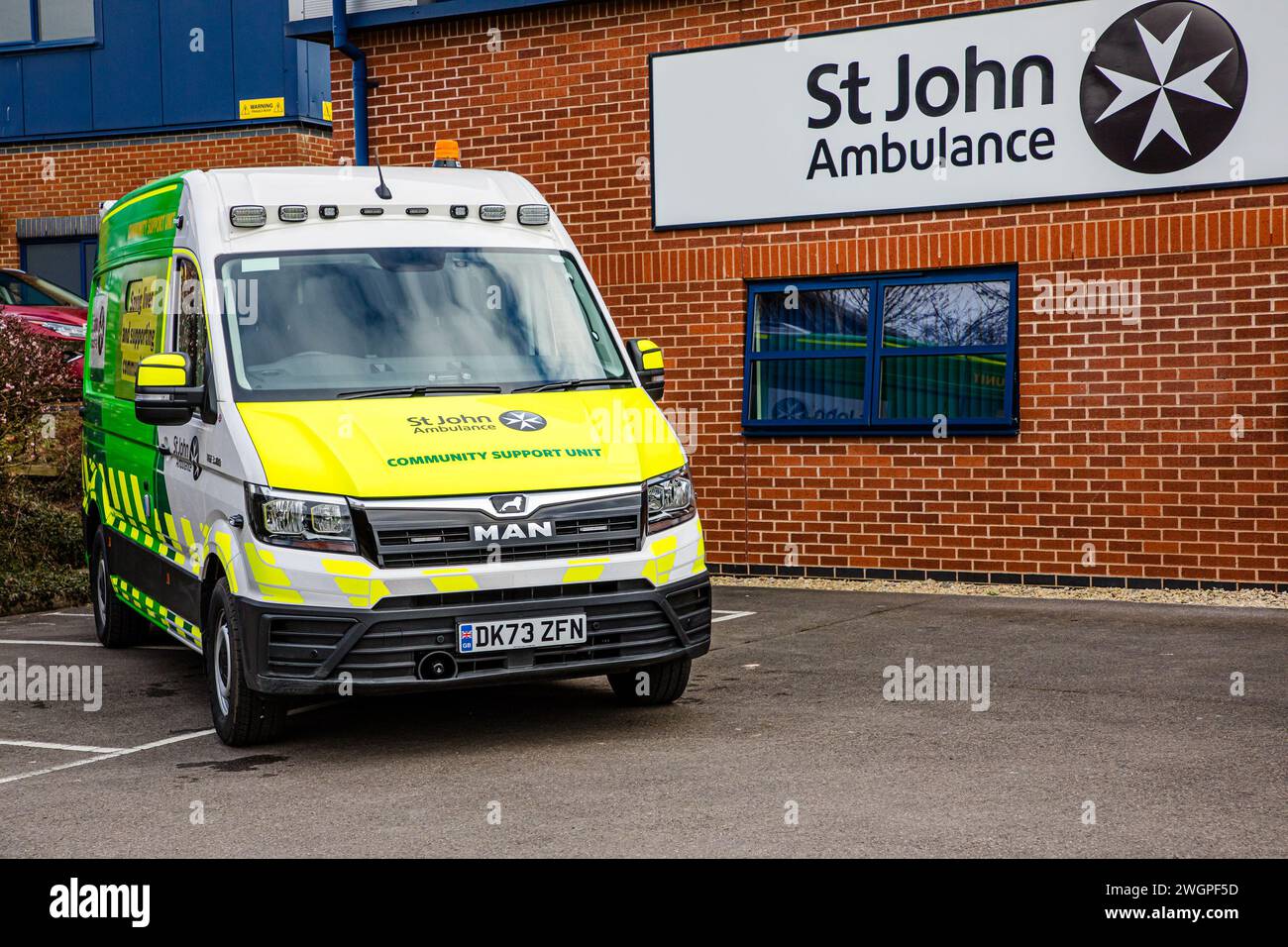 Außenansicht des Ambulanzwagens der St. John Community Support Unit Stockfoto