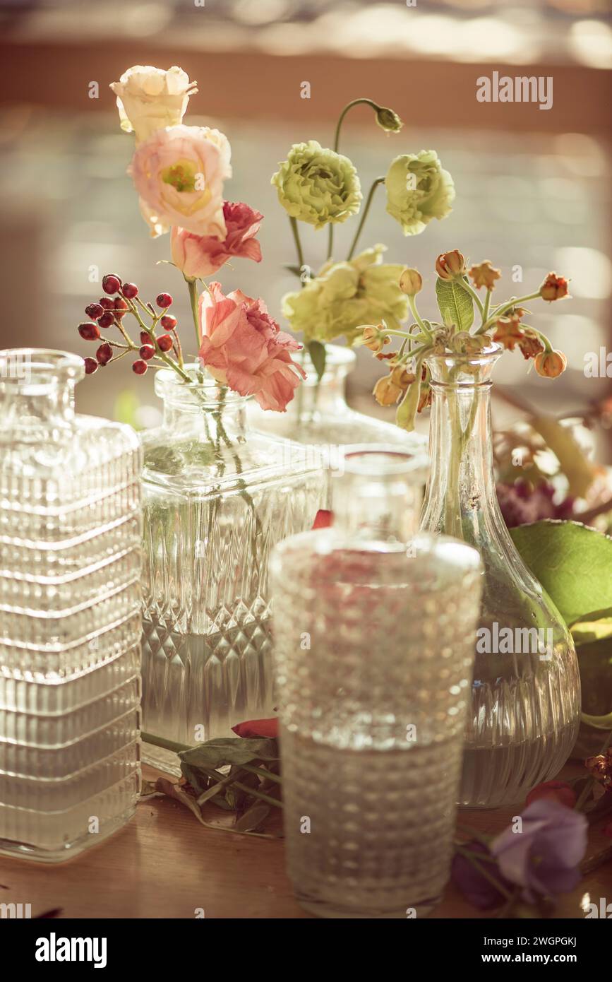 Schöne Blumen, die in einer Vase auf einem Tisch sitzen. Blumenarrangements aus getrockneten und frischen Blumen Stockfoto