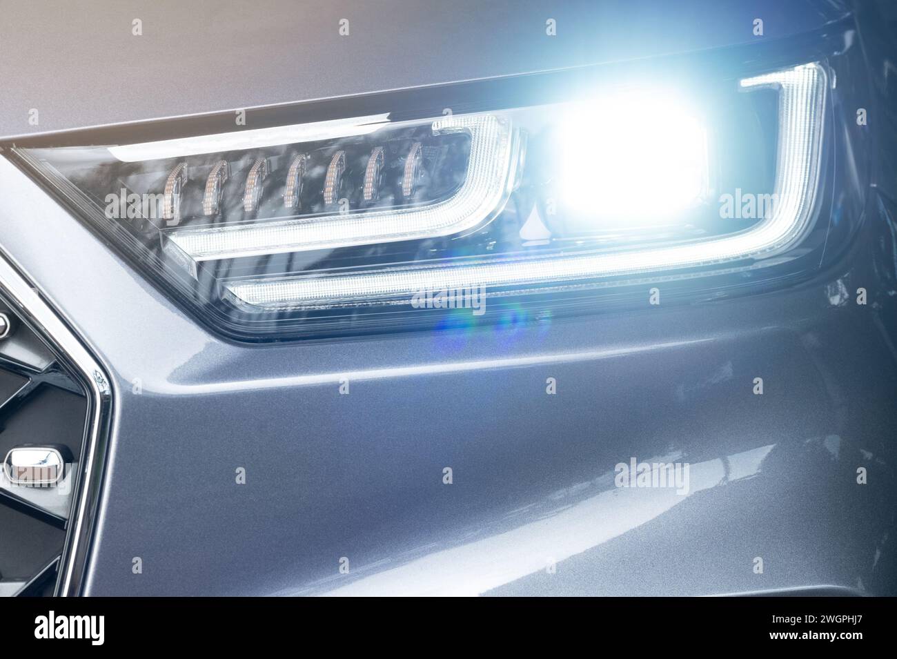 Sauberer, heller LED-Autoscheinwerfer mit Glasreflexion aus der Nähe Stockfoto