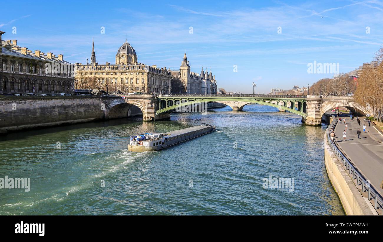 Frankreich, Paris Flusslandschaft: Binnenschiff auf der seine, Brücke Notre-Dame, Handelsgericht, Uhrturm (Tour de l'Horloge), Palais de la Cite, Conciergerie Stockfoto