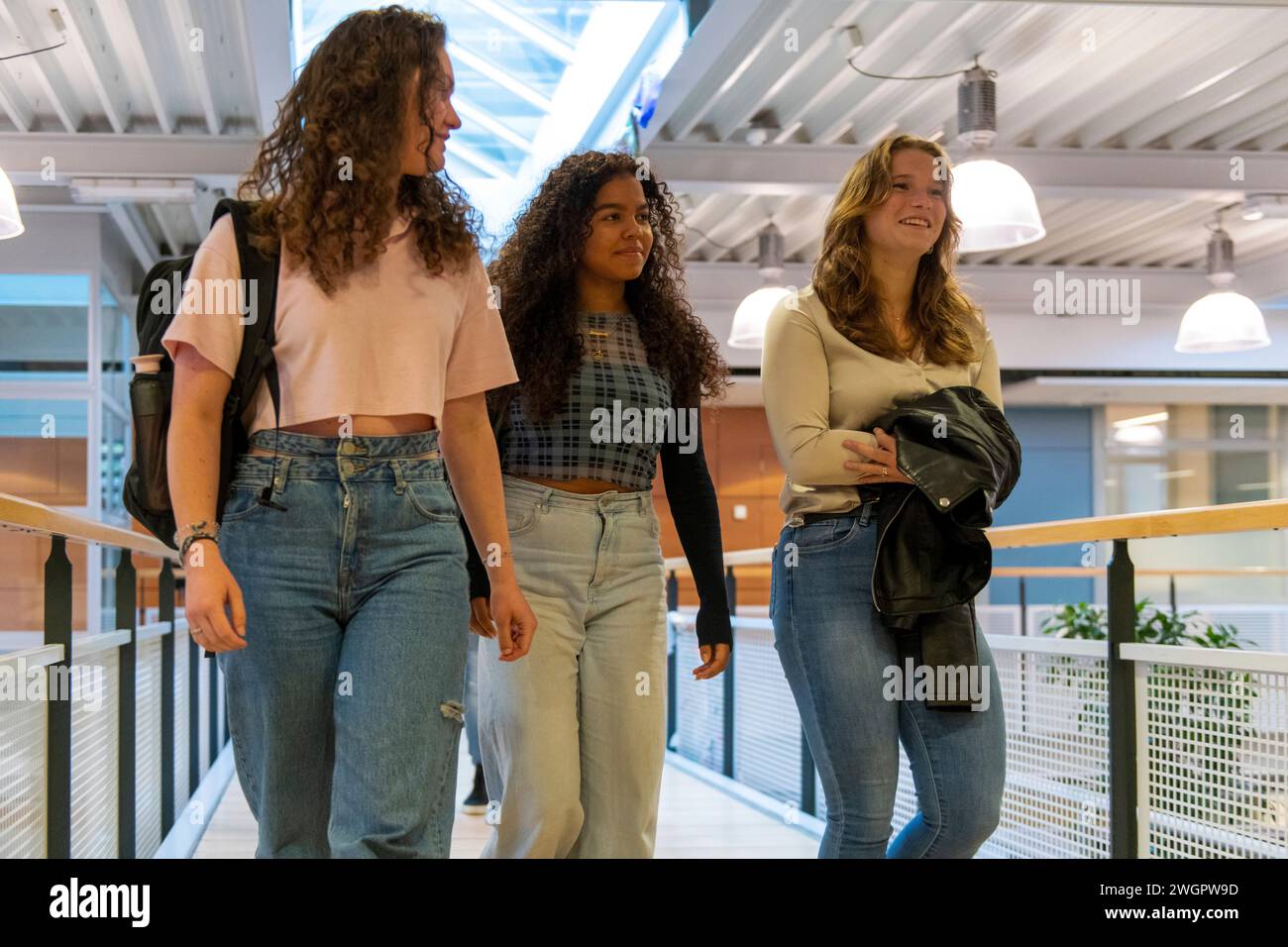Gemischte Rasse Gruppe von Schülern, die durch Schule und Universität laufen Stockfoto