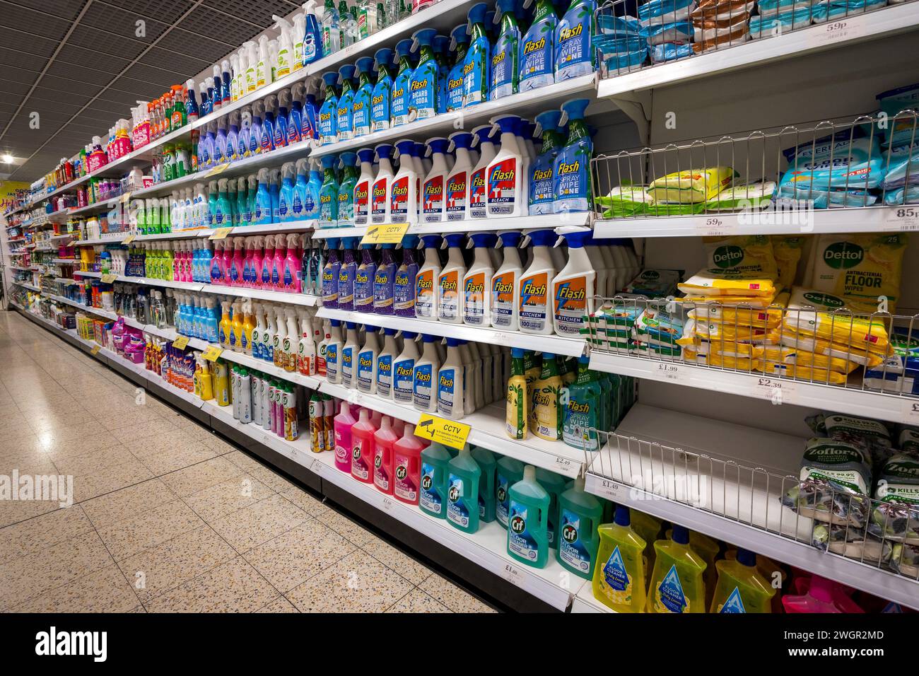 Supermarktregale voller Vorräte an Reinigungsprodukten. Stockfoto