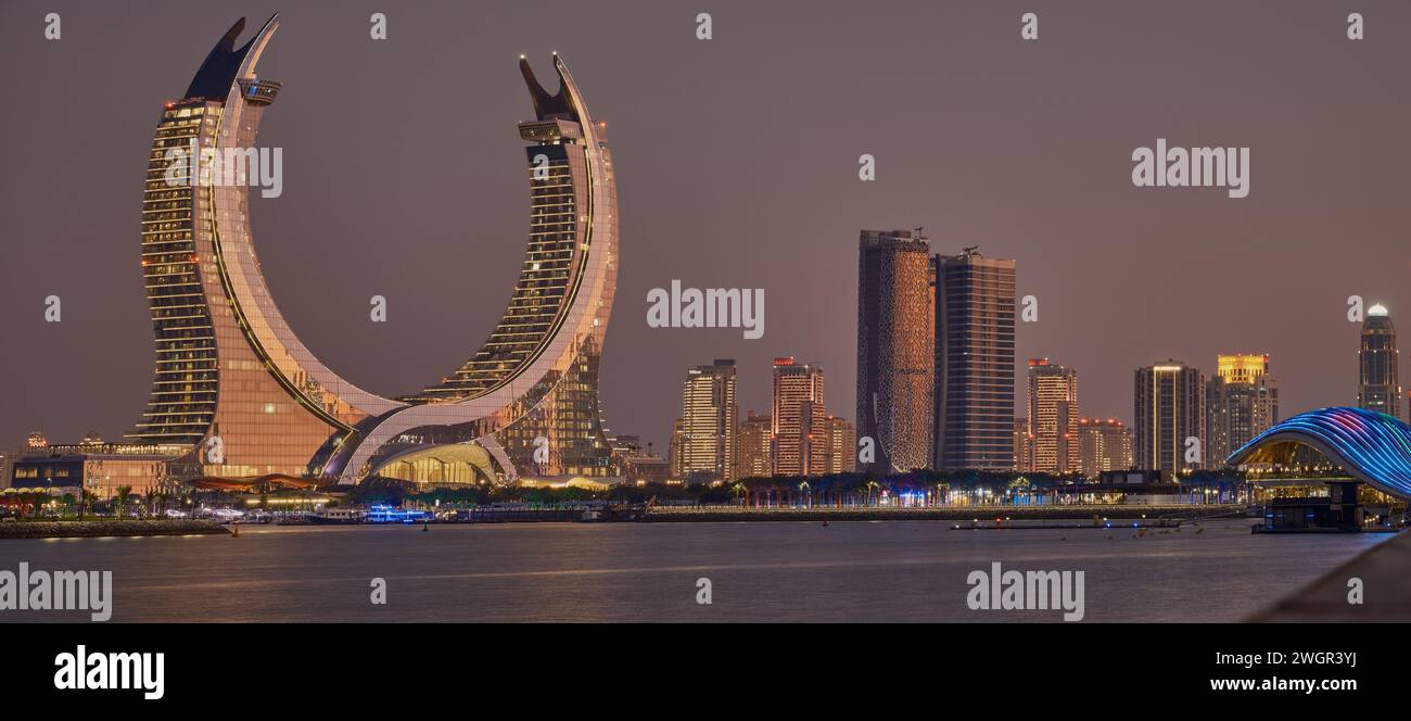 Lusail Skyline Lusail Stadt, Katar einschließlich Katara Towers Projekt von Lusail Marina Night Shoot .Construction Industry Concept. Stockfoto