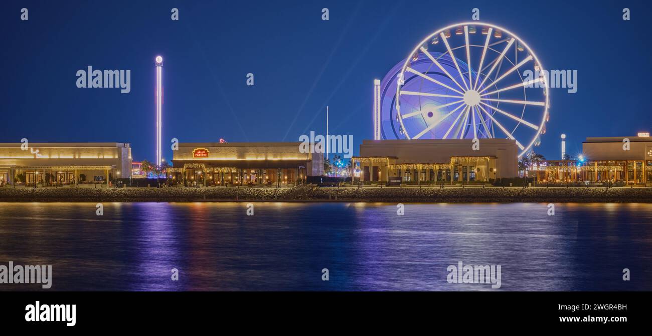 Lusail Winter Wonderland Vergnügungspark auf Al Maha Island. Lusail City, Katar Langzeitbelichtung Nachtaufnahme mit Riesenrad. Stockfoto