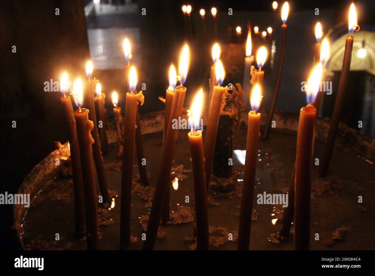 Kerzen in der Geburtsbasilika in Bethlehem, Israel Stockfoto