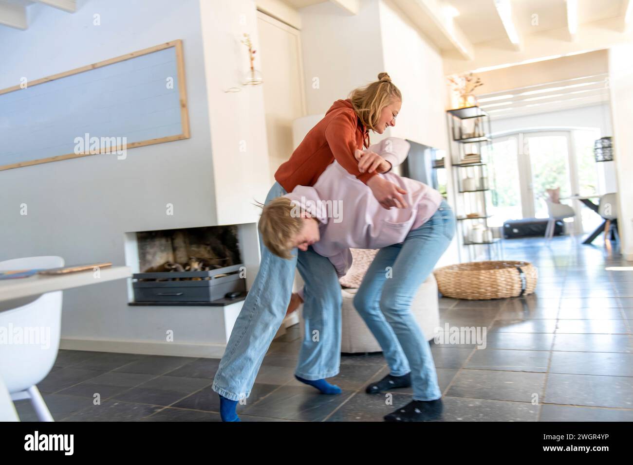 Bruder und Schwester spielen in ihrem modernen Wohnzimmer, hell und luftig Stockfoto