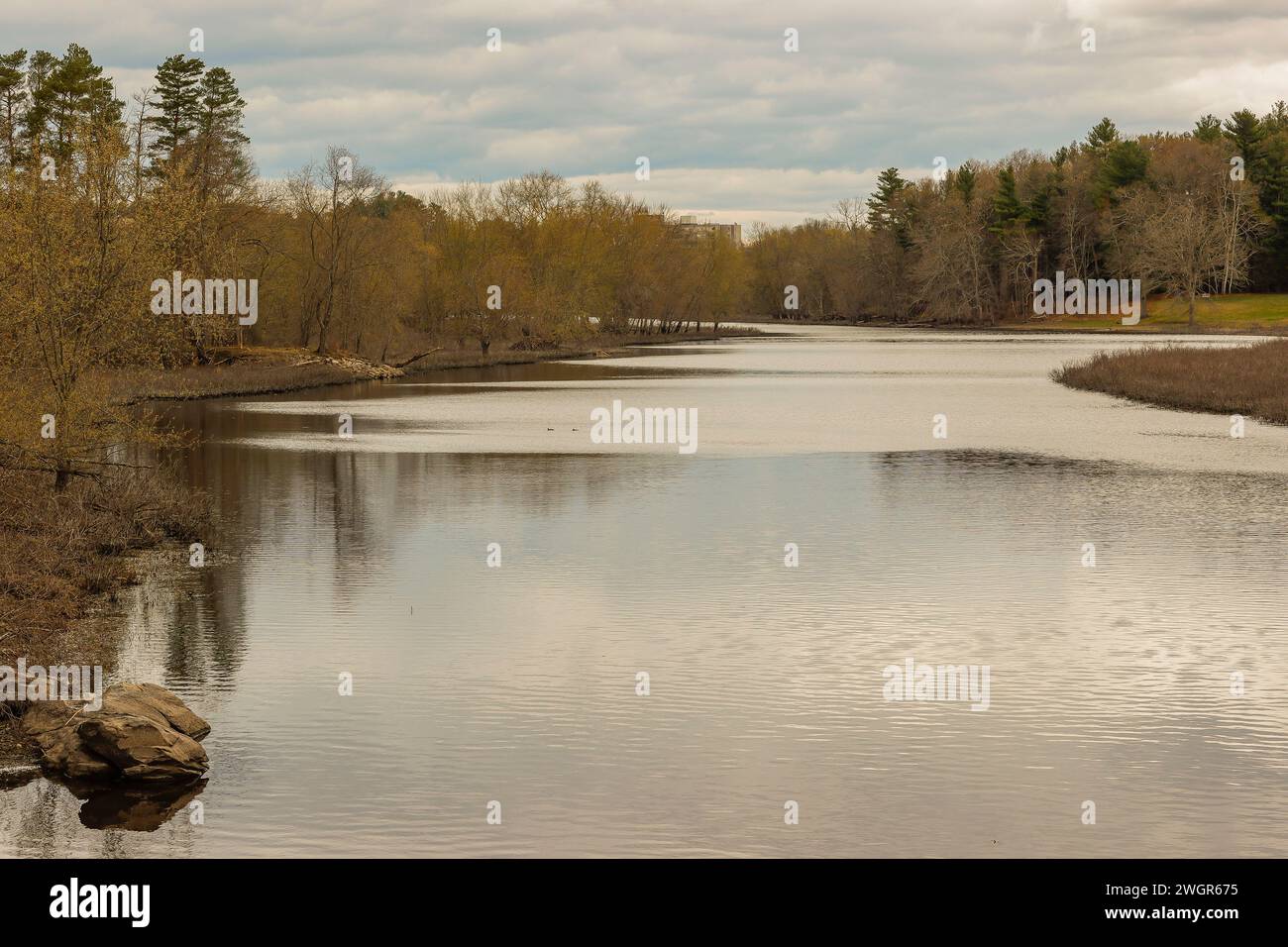 Flacher Fluss westlich von Boston, Massachusetts. Friedliche Umgebung, Bootstouren und Angeln hier vor allem in oder in der Nähe von Lincoln und Concord, Massachusetts. Stockfoto