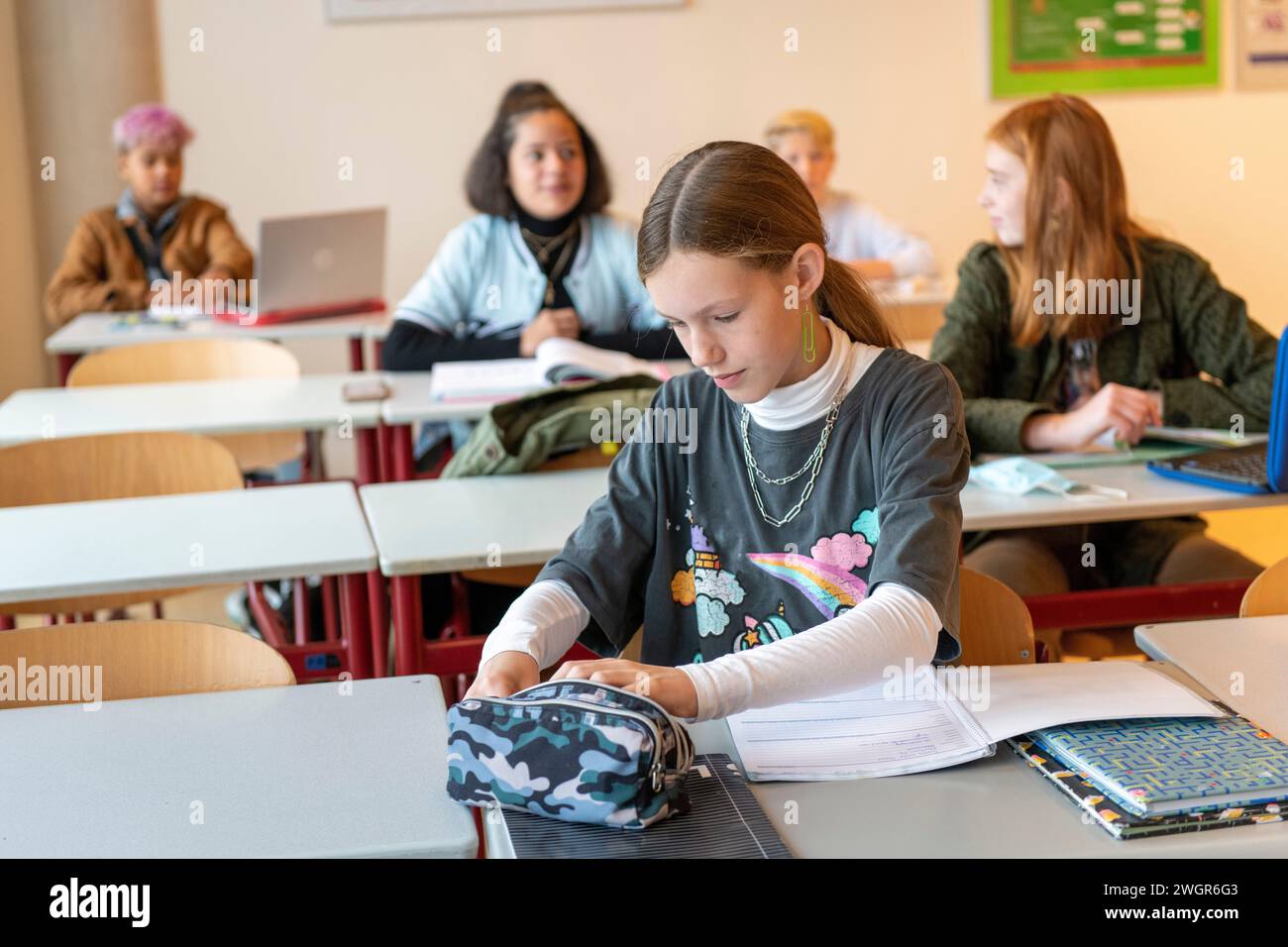 Teenager-Schüler in der Klasse, die sich auf ihre Arbeit konzentrieren Stockfoto