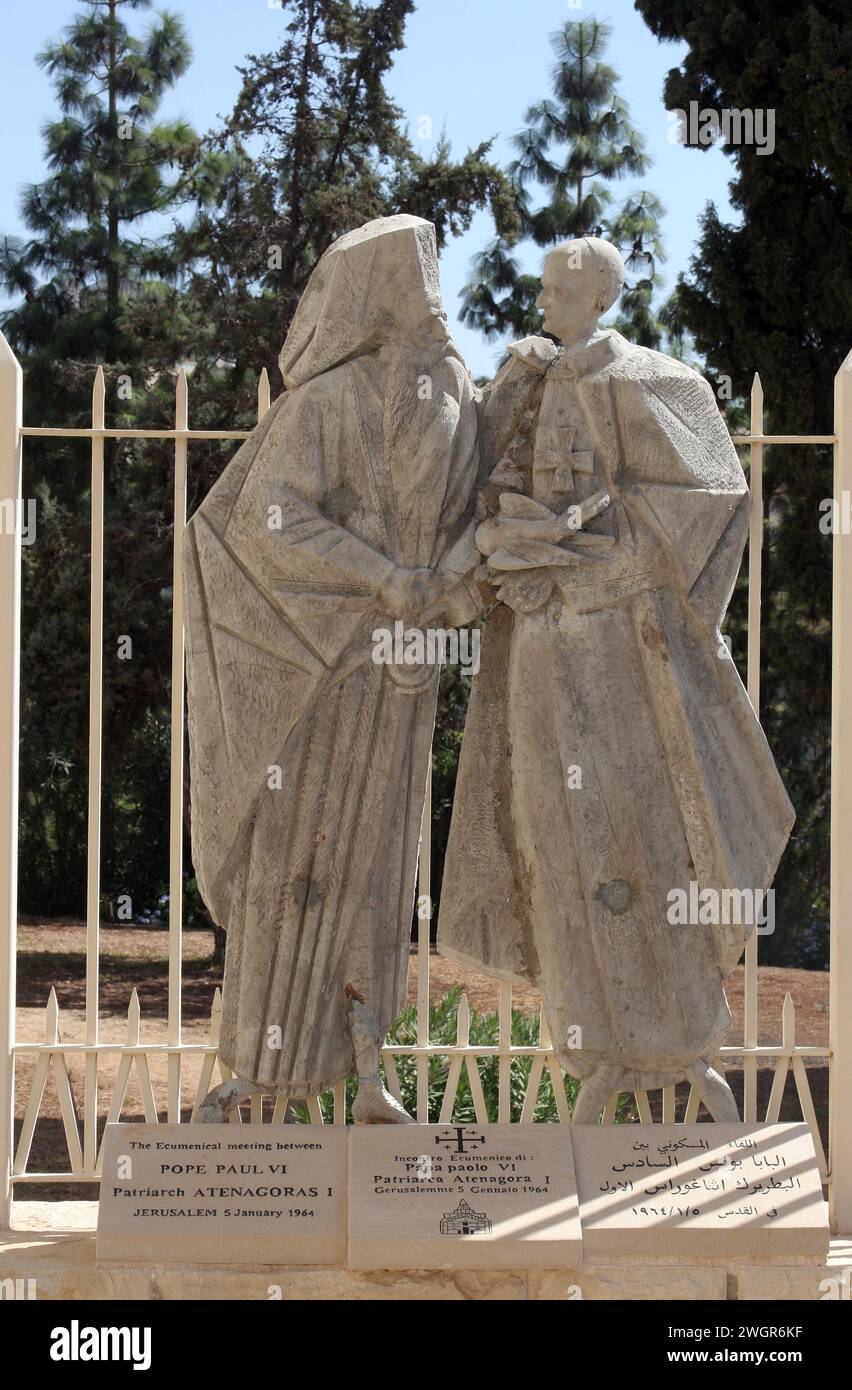 Treffen von Papst Paul VI Und Athenagoras Statue vor der Verkündigungsbasilika, Nazareth, Israel Stockfoto