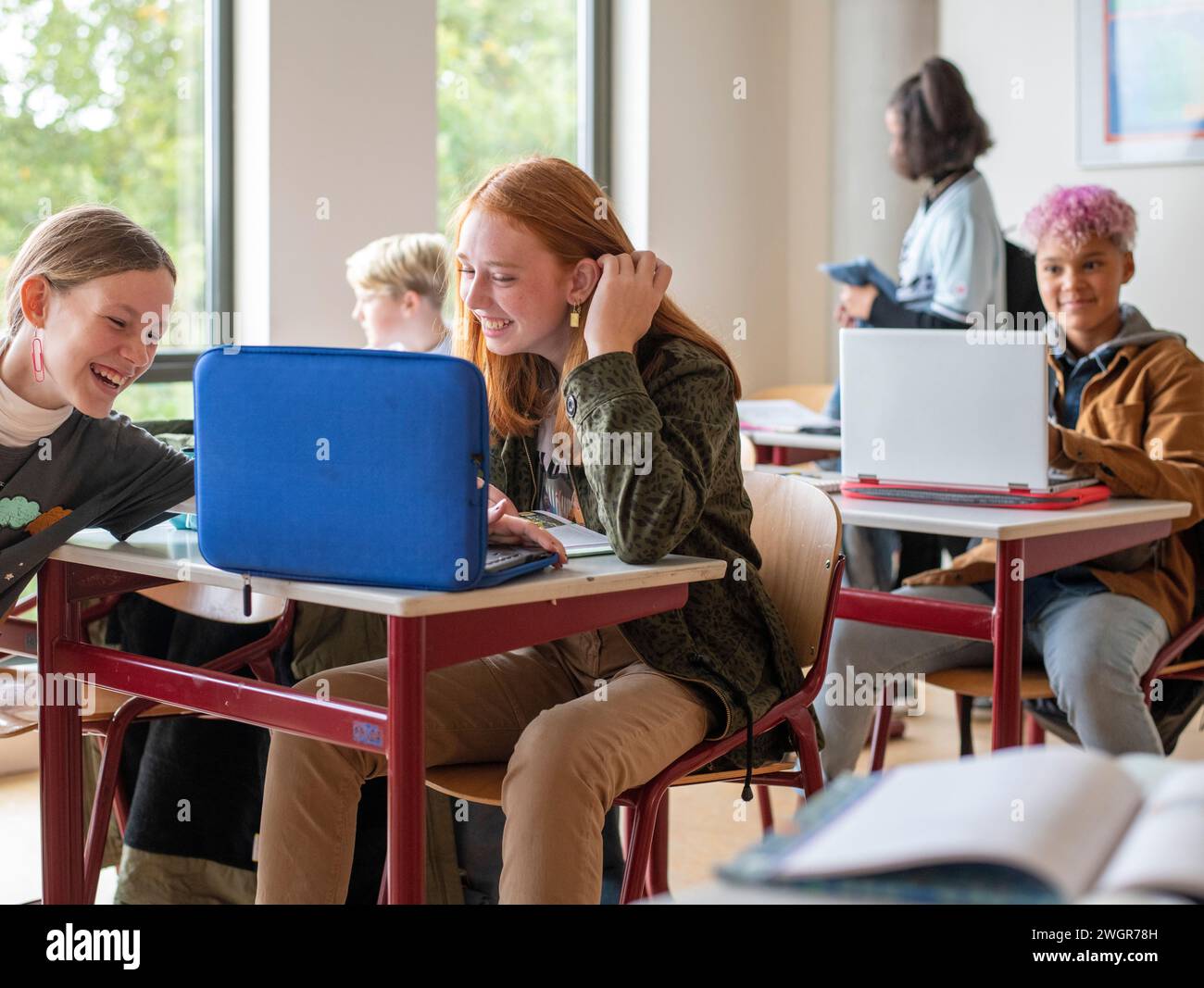 Gruppe junger Teenager-Schüler, die im Unterricht auf ihrem Laptop lernen Stockfoto