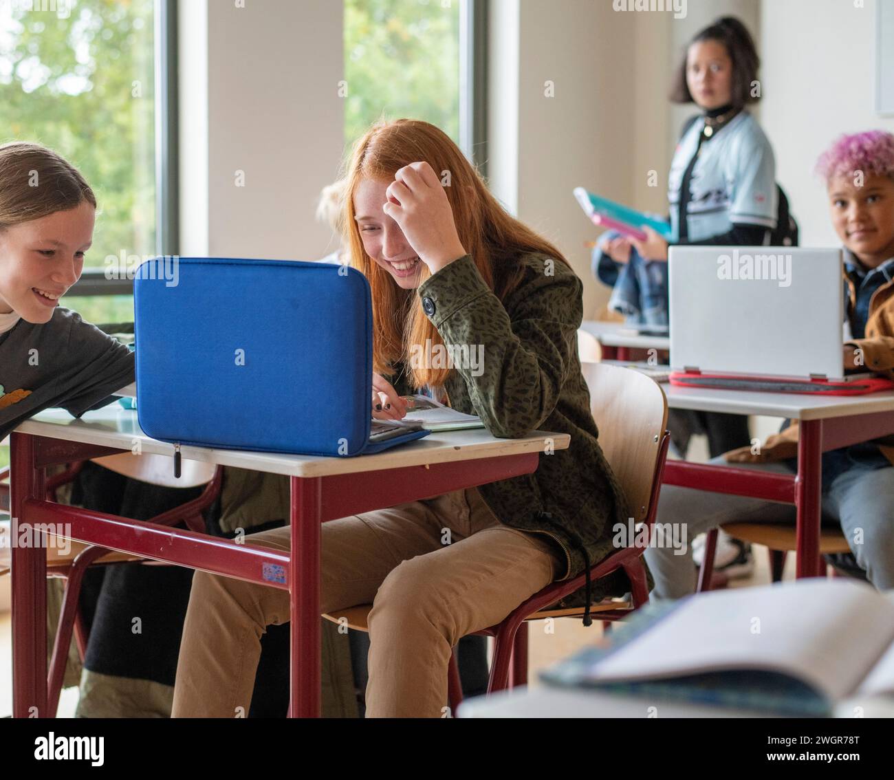 Gruppe junger Teenager-Schüler, die im Unterricht auf ihrem Laptop lernen Stockfoto