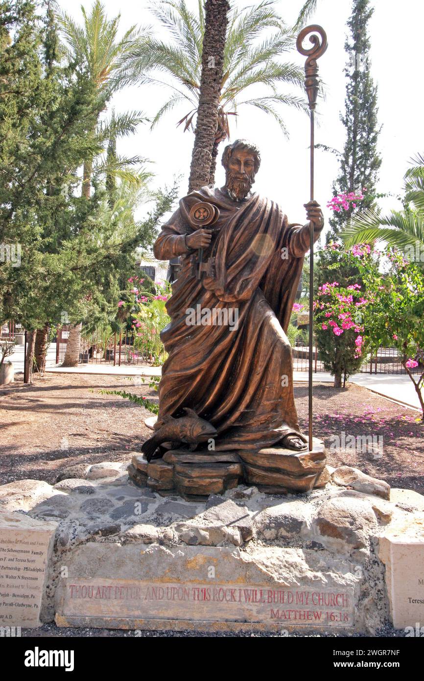 Statue des heiligen Petrus mit den Schlüsseln des Königreichs in Kapernaum am See von Galiläa, Israel Stockfoto