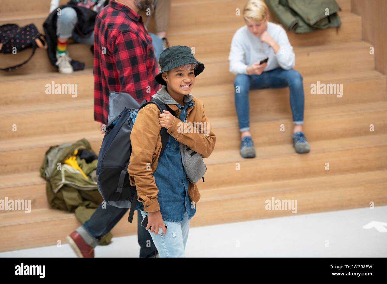 Porträt eines jungen Teenagers mit gemischter Rasse in der Schule Stockfoto