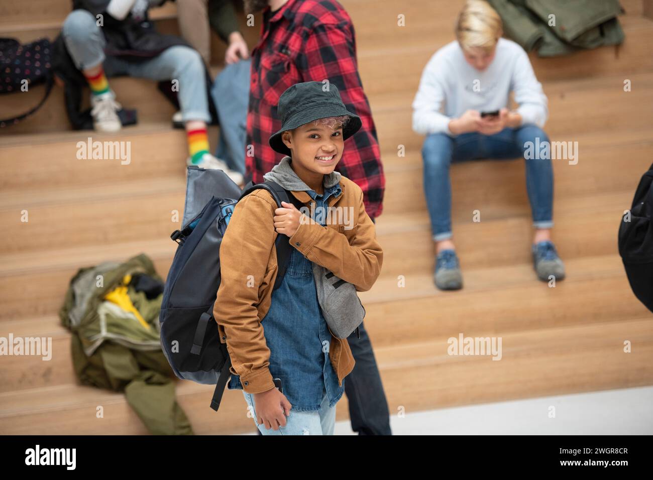Porträt eines jungen Teenagers mit gemischter Rasse in der Schule Stockfoto