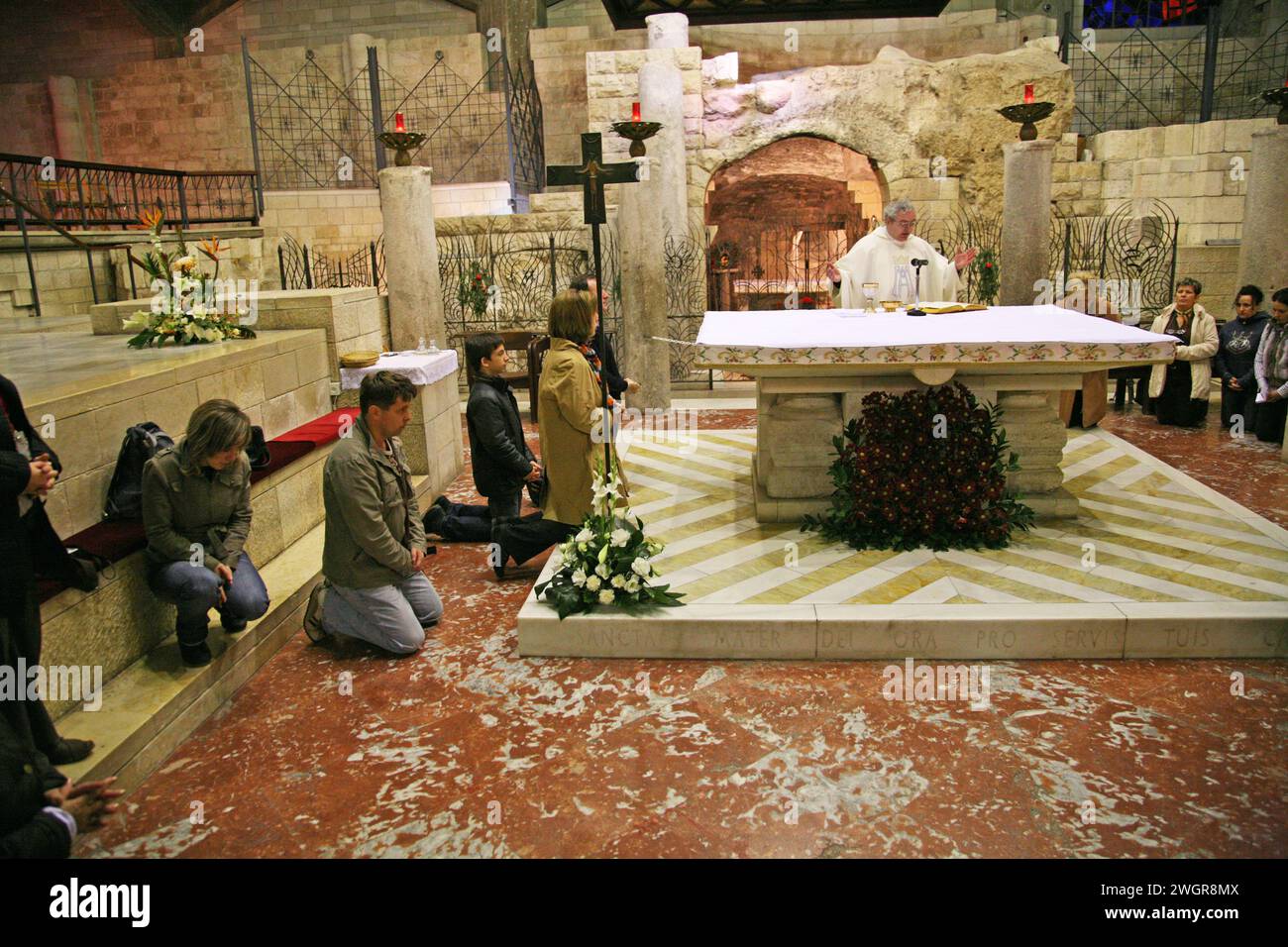 Katholische Messe in der Grotte der Verkündigungsbasilika, Nazareth, Israel Stockfoto