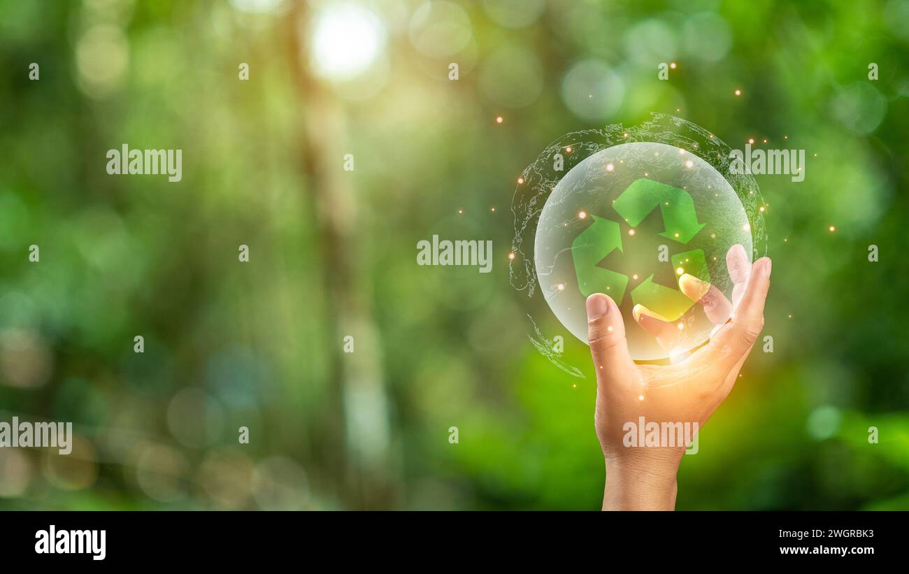 Nahaufnahme der Hand mit grünem Recycling-Symbol. Recycling-Konzept. Stockfoto