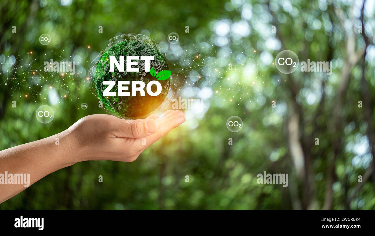 Hand des Menschen hält die Erde mit Net Zero Symbol, CO2-neutral und Net Zero Konzept für das Ziel der Netto-Treibhausgasemissionen, klimaneutral lang Stockfoto