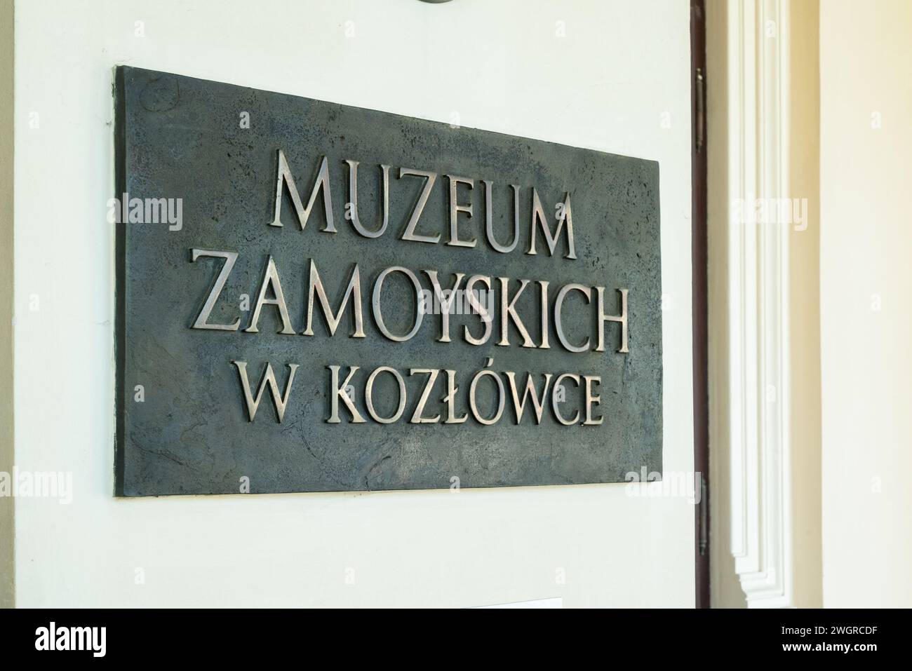 Kozlowka, Polen, 29. April 2023. Schild mit dem Namen „Zamoyski Museum in Kozlowka“ - einem berühmten barocken aristokratischen Palast Stockfoto