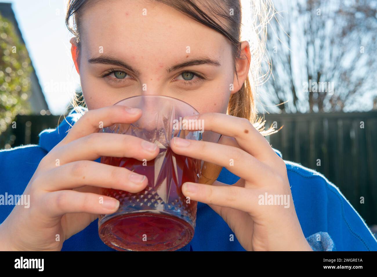 Teenager trinken Saft Nahaufnahme Porträt Stockfoto